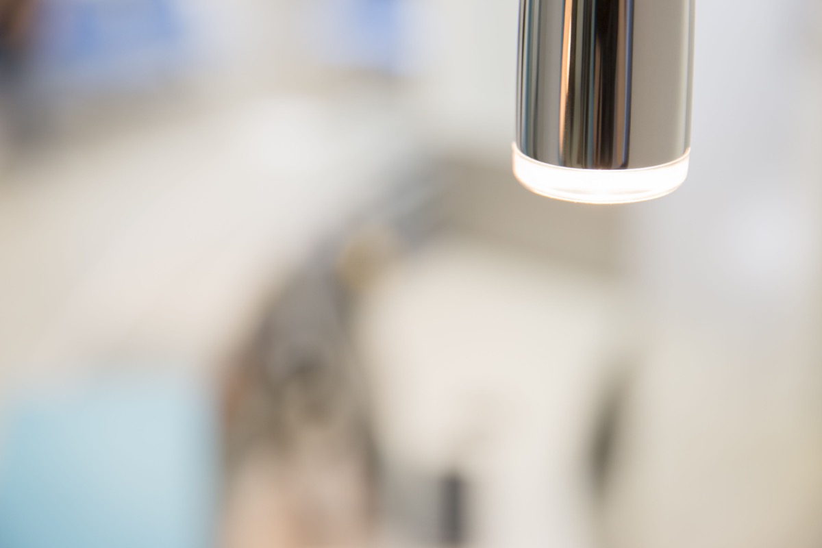 Der Empfang unserer Praxis Ein unschafes Bild einer Lampe, die am Empfang hängt